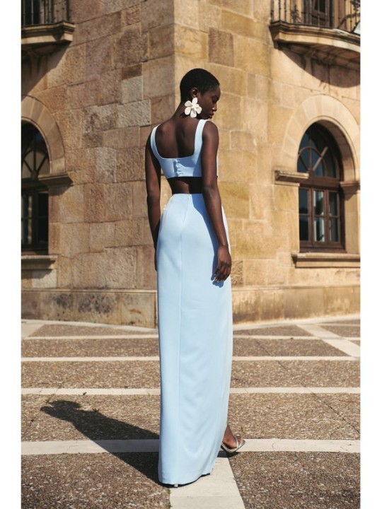 vestido largo azul claro invitada asimetrico con aberturas y pasamaneria