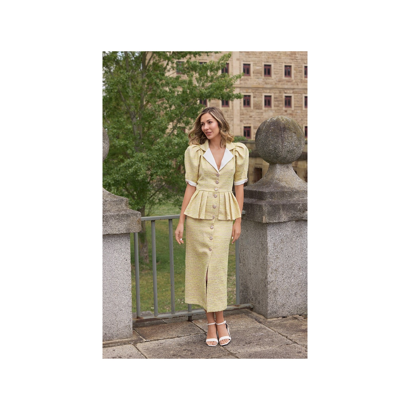 vestido de tweed amarillo con peplum manga jamón y boton joya