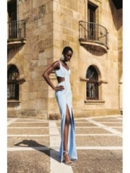 vestido largo azul claro invitada asimetrico con aberturas y pasamaneria