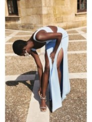 vestido largo azul claro invitada asimetrico con aberturas y pasamaneria