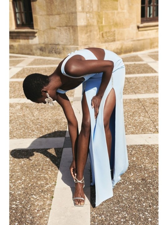 vestido largo azul claro invitada asimetrico con aberturas y pasamaneria