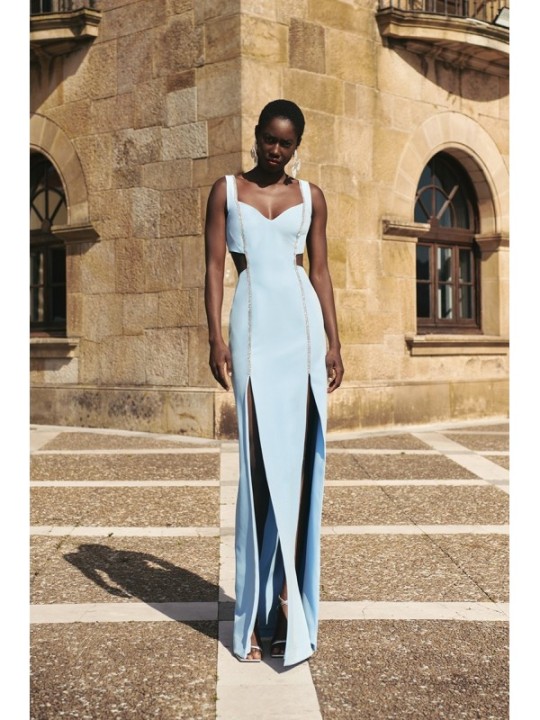 vestido largo azul claro invitada asimetrico con aberturas y pasamaneria