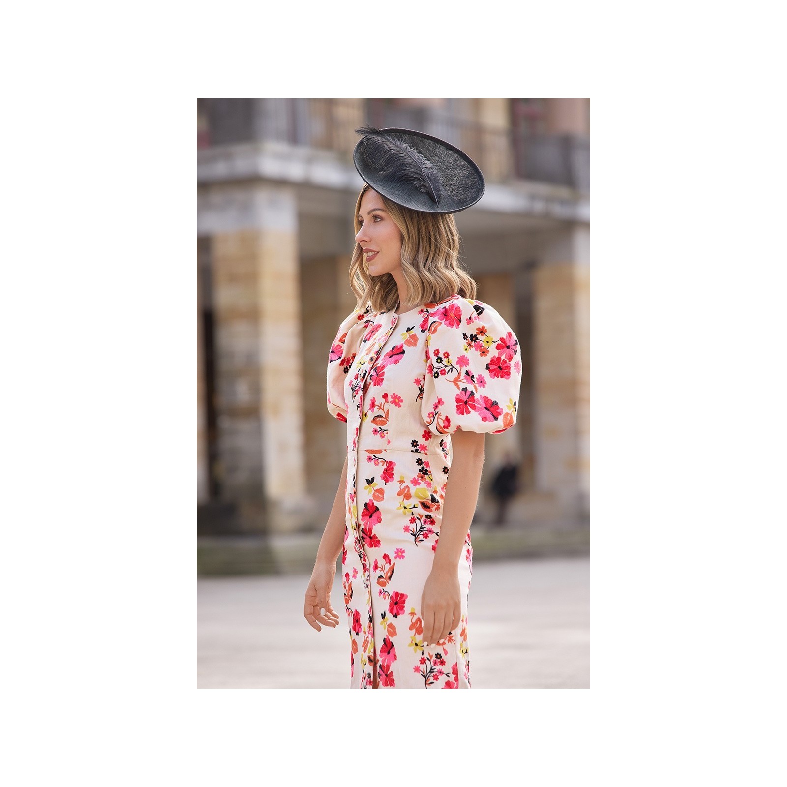 Vestido lino sostenible bordado flores manga globo  para invitada