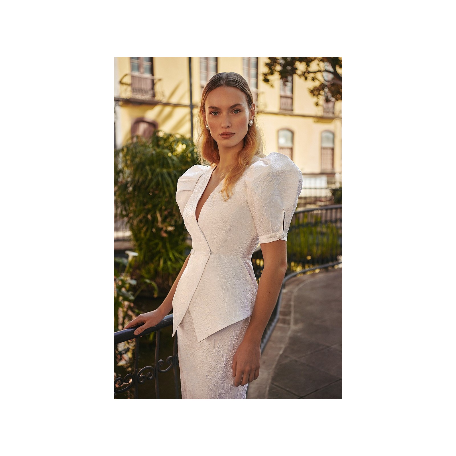 Vestido brocado blanco con peplum y manga jamon novia civil