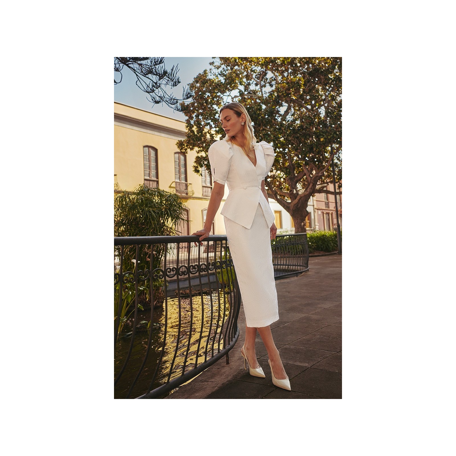 Vestido brocado blanco con peplum y manga jamon novia civil