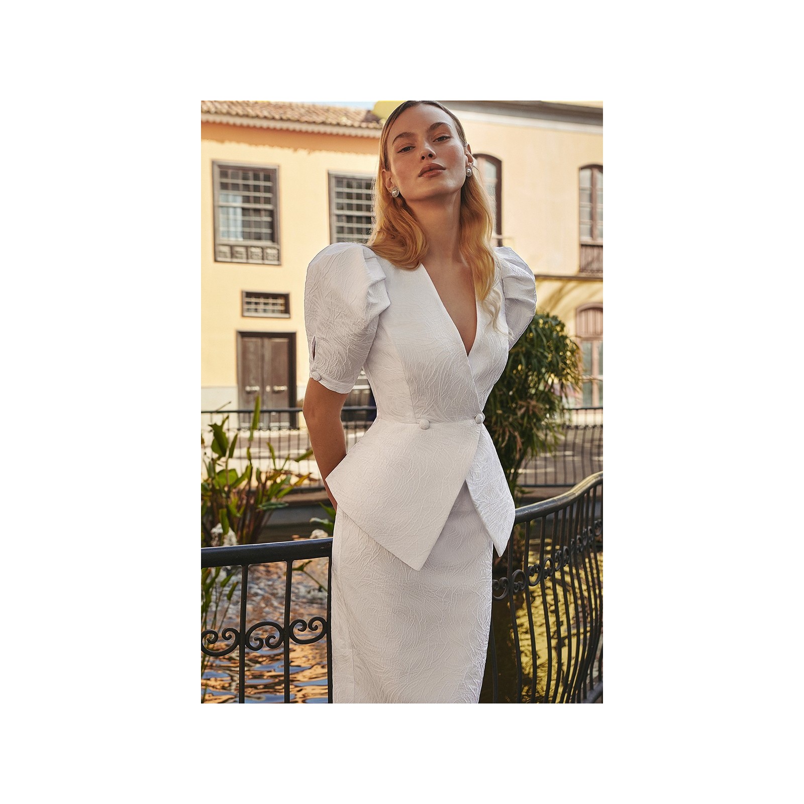 Vestido brocado blanco con peplum y manga jamon novia civil