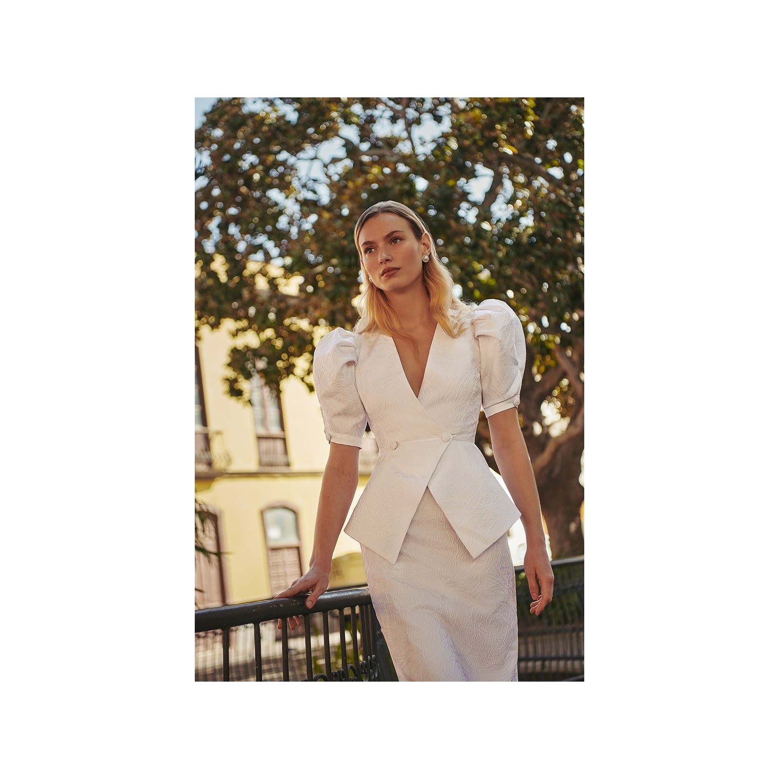 Vestido brocado blanco con peplum y manga jamon novia civil