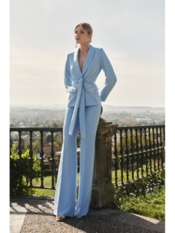 Chaqueta crepe azul claro joya con plumas