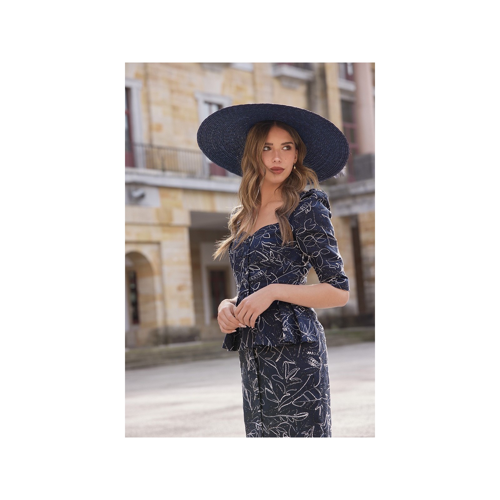 vestido de lino azul con bordados con peplum para invitada