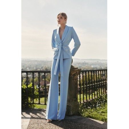 Chaqueta crepe azul claro joya con plumas