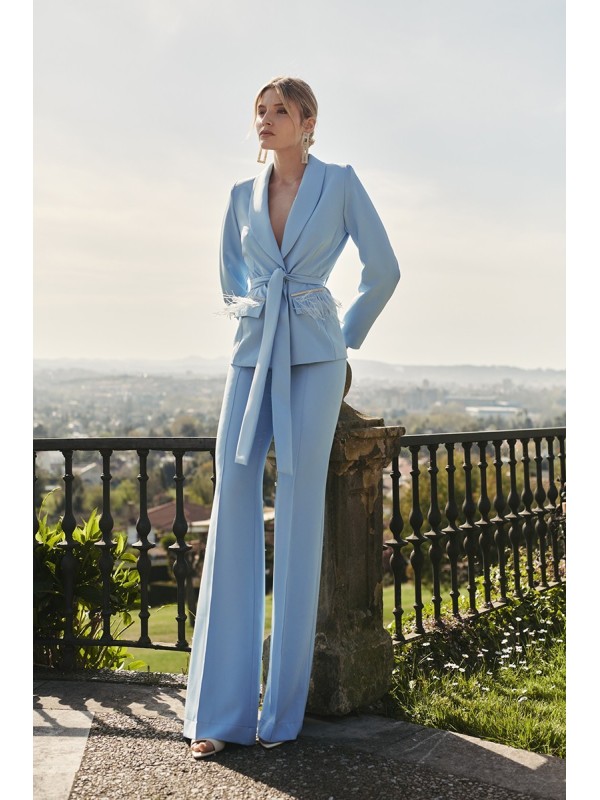 Chaqueta crepe azul claro joya con plumas