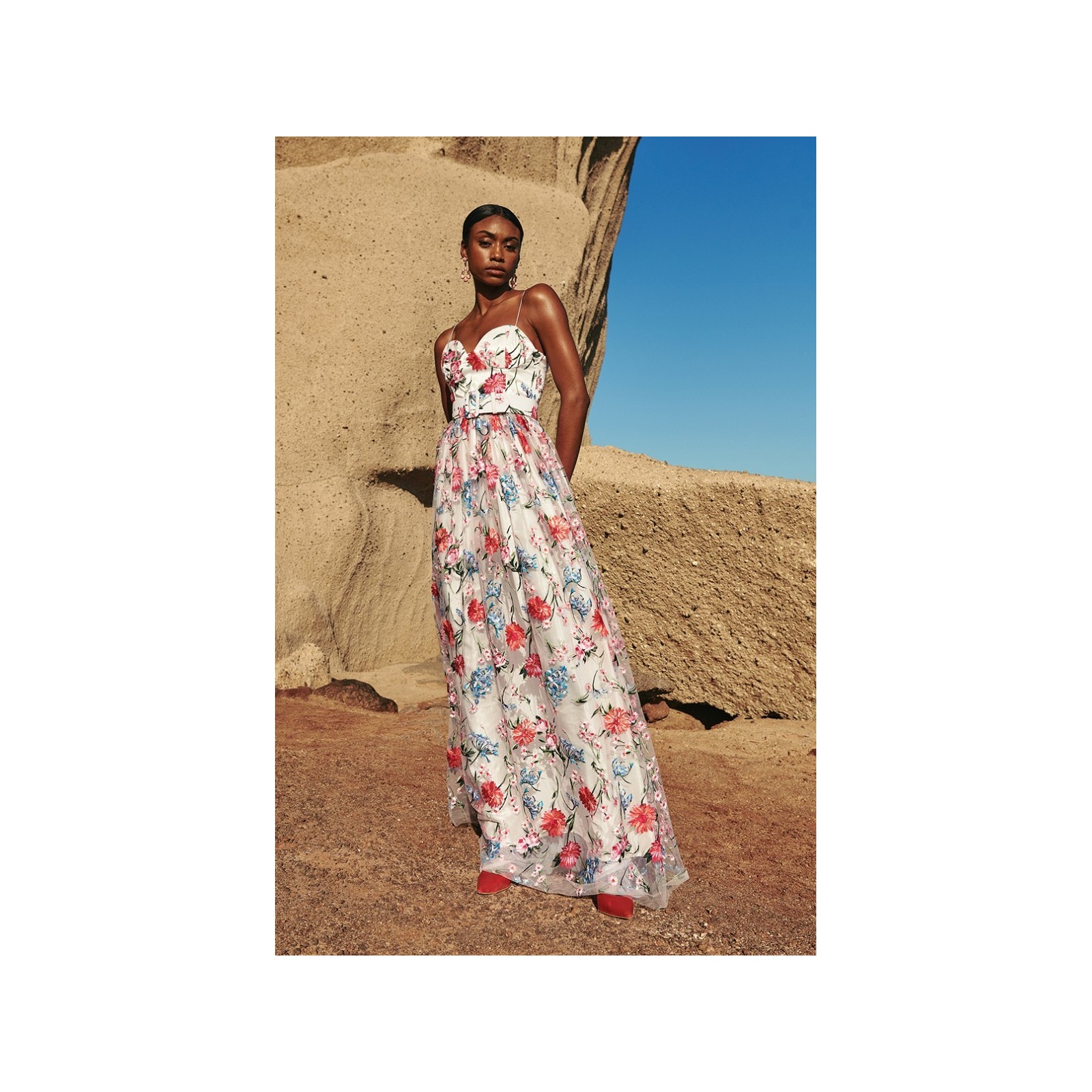 Vestido corpiño largo tul bordado flores colores sobe crepe blanco