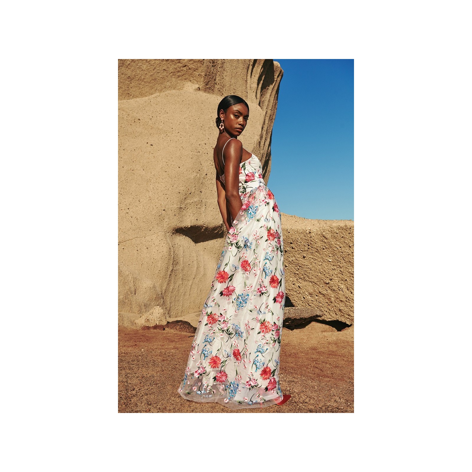 Vestido corpiño largo tul bordado flores colores sobe crepe blanco