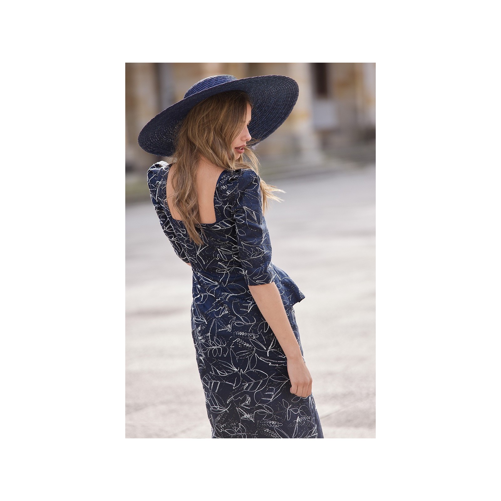 vestido de lino azul con bordados con peplum para invitada