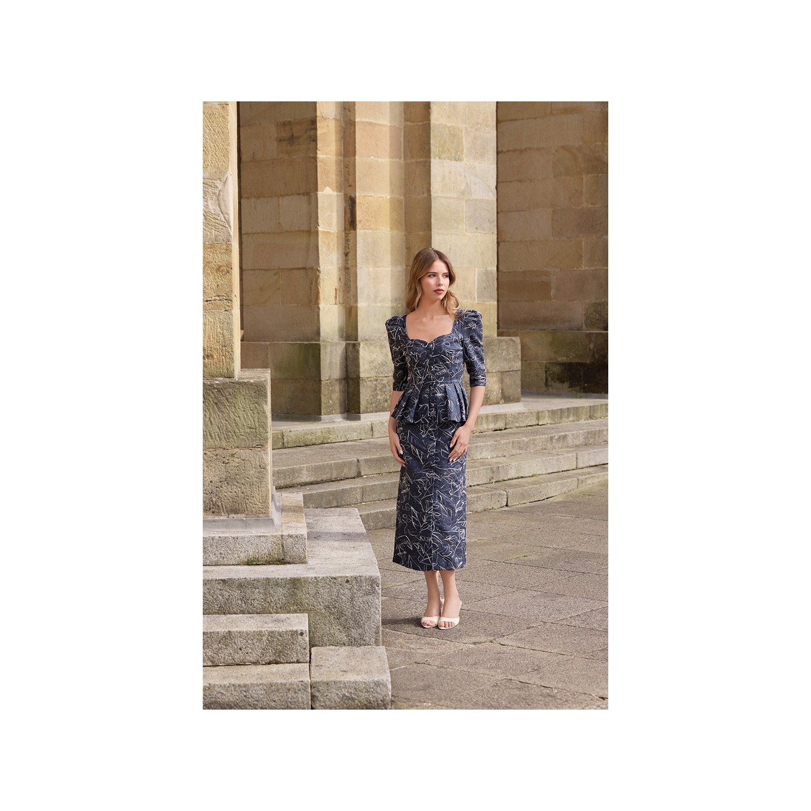 vestido de lino azul con bordados con peplum para invitada