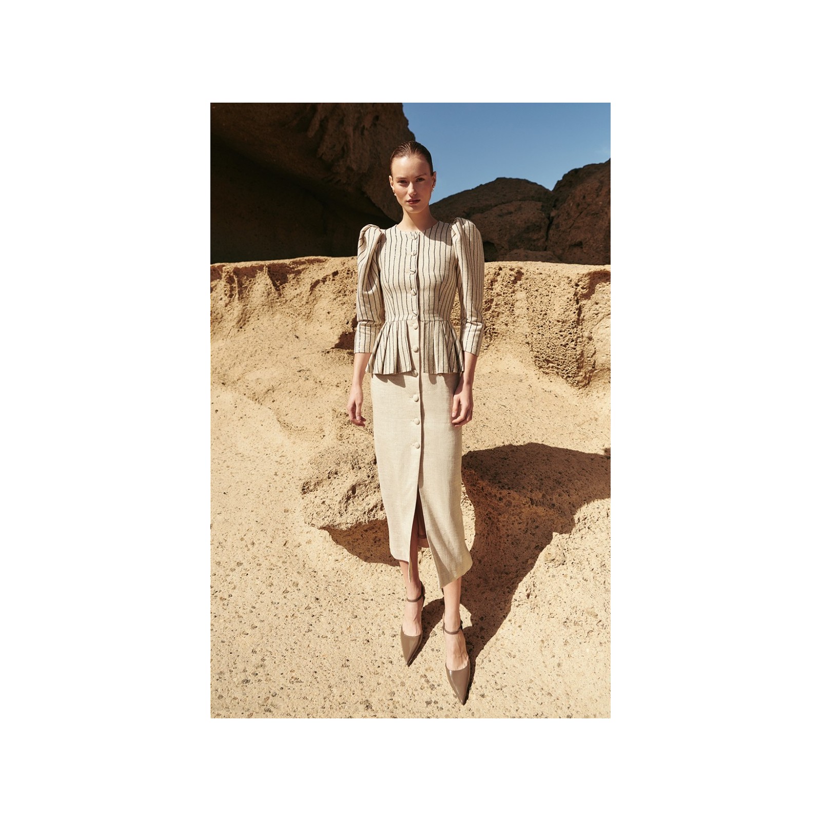 vestido de lino beige con rayas lentejuelas con peplum para
