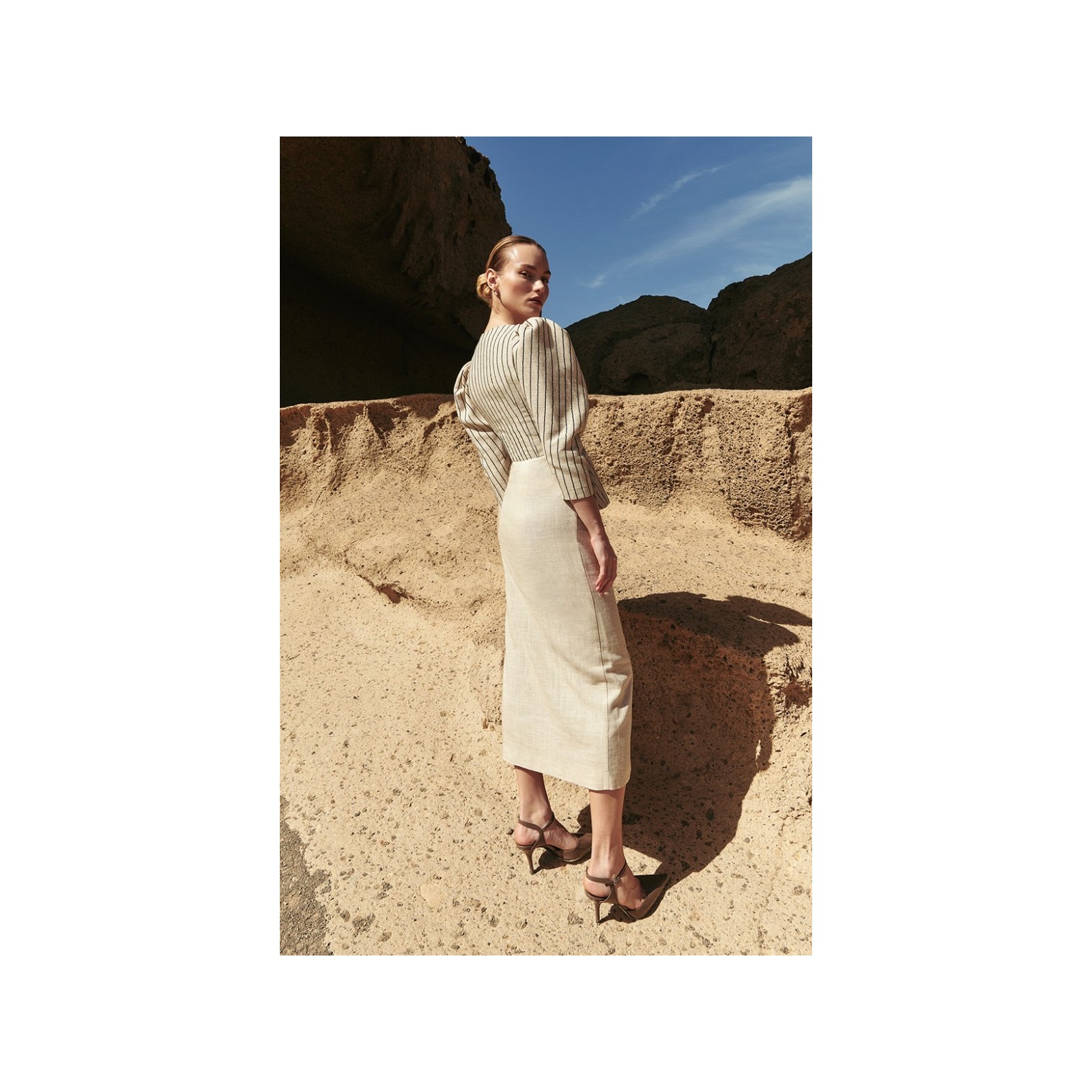 vestido de lino beige con rayas lentejuelas con peplum para