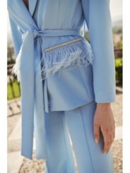 Chaqueta crepe azul claro joya con plumas