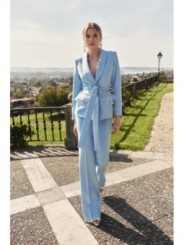 Chaqueta crepe azul claro joya con plumas