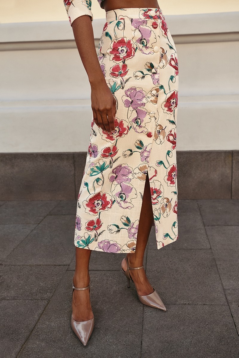 falda de lino con flores bordadas para invitadas