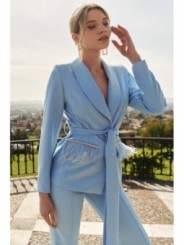 Chaqueta crepe azul claro joya con plumas