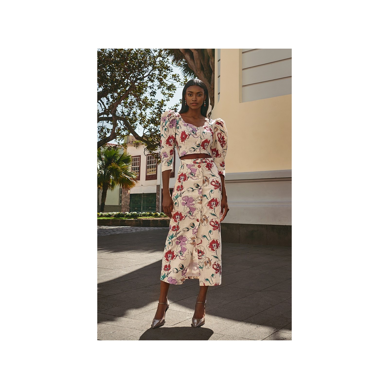top manga jamón de lino con flores bordadas para invitadas