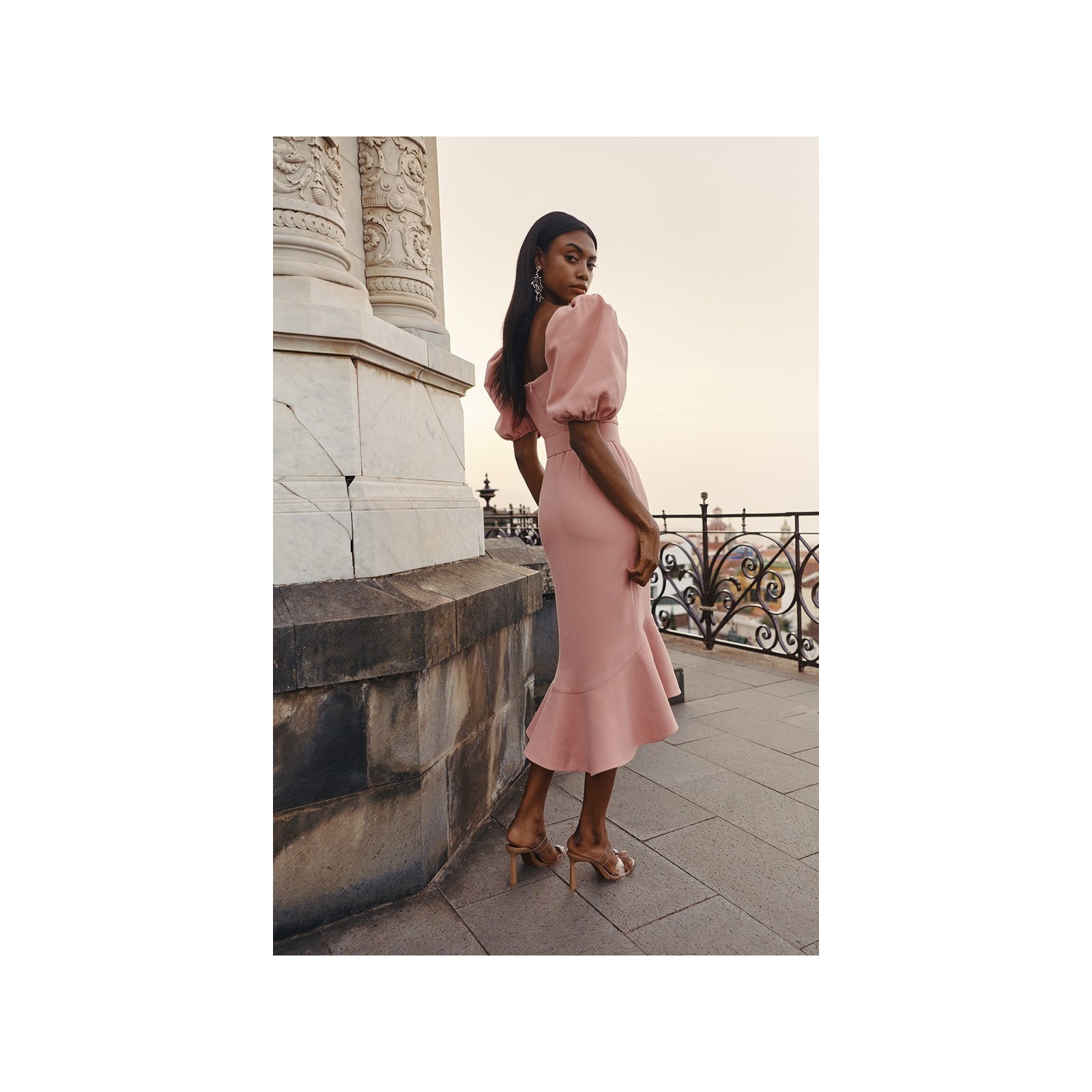 Vestido rosa palo con volante para mama de comunion