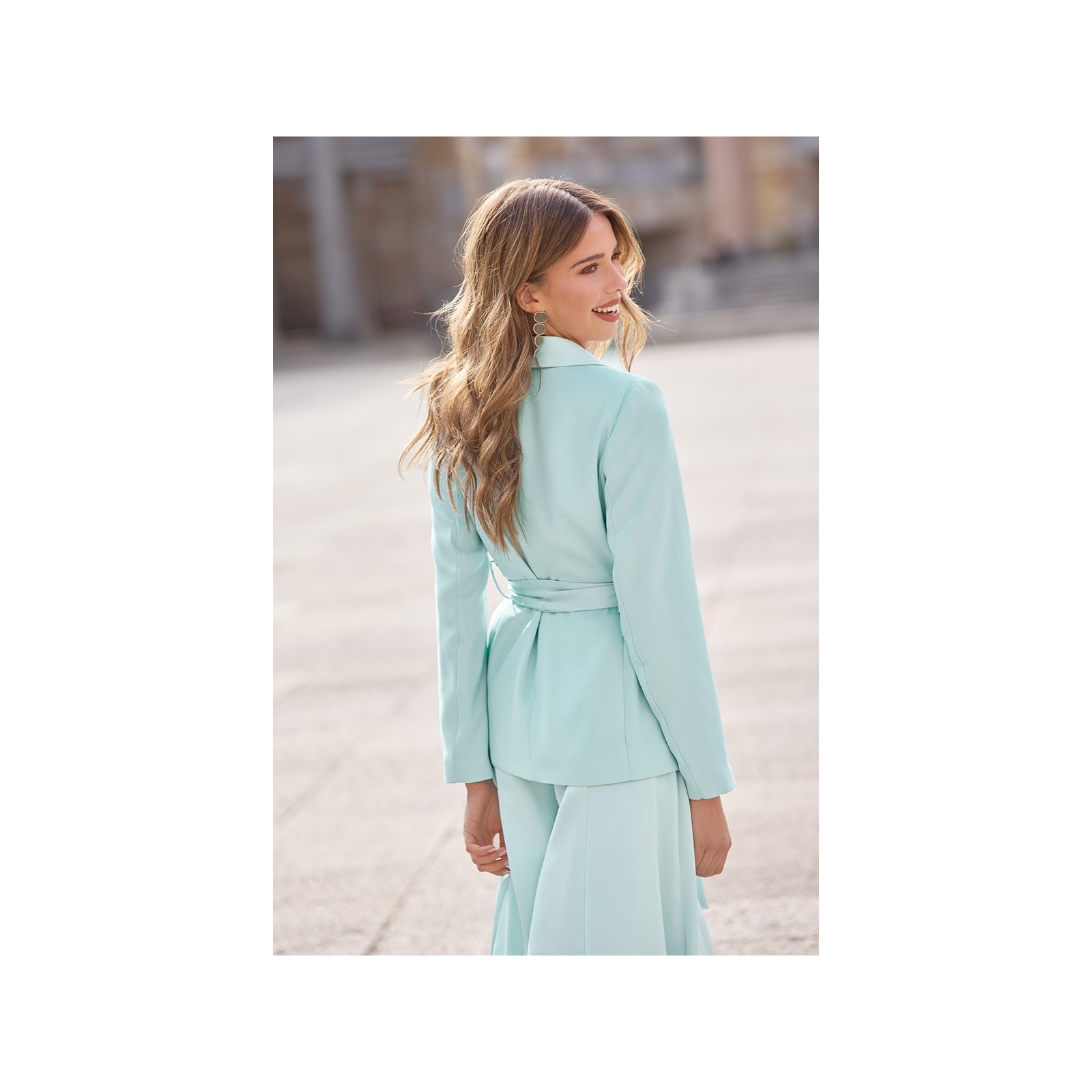 traje de chaqueta y pantalon seda azul