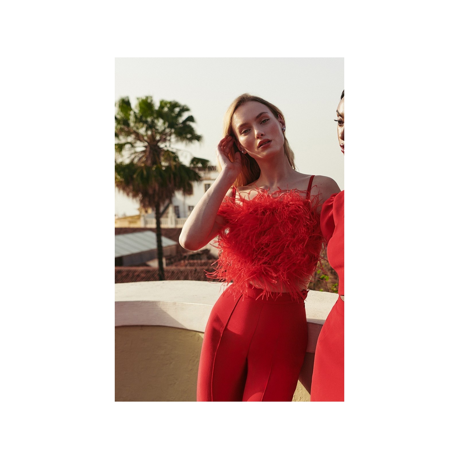 Top de fiesta de plumas crepe rojo