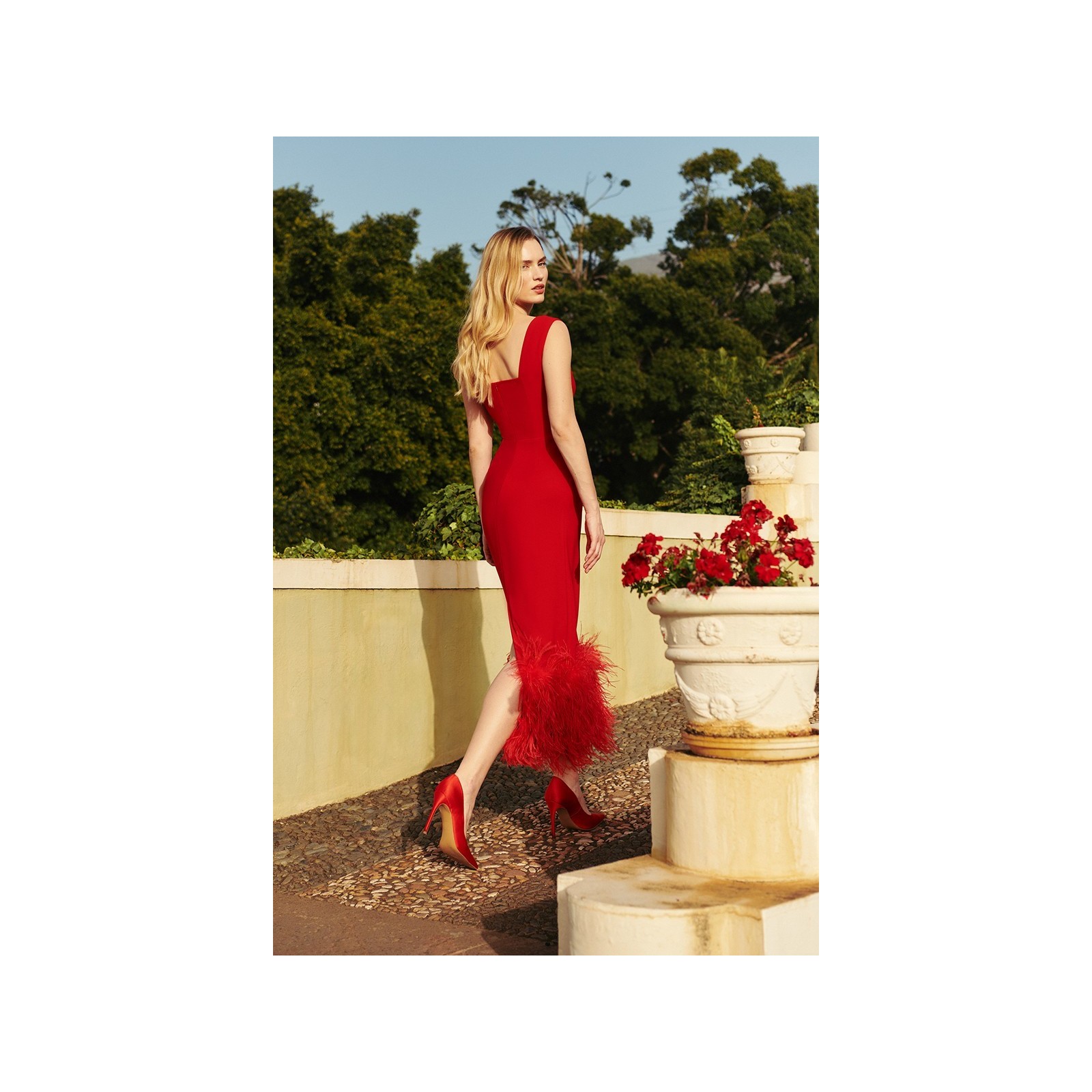 vestido rojo plumas escote corazon invitada boda