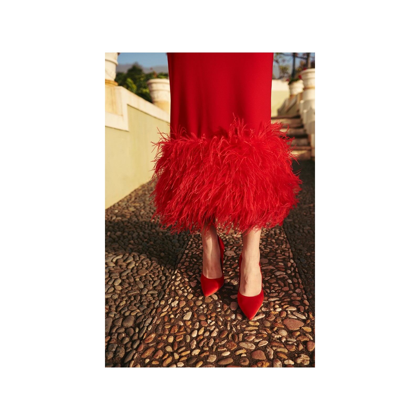 vestido rojo plumas escote corazon invitada boda