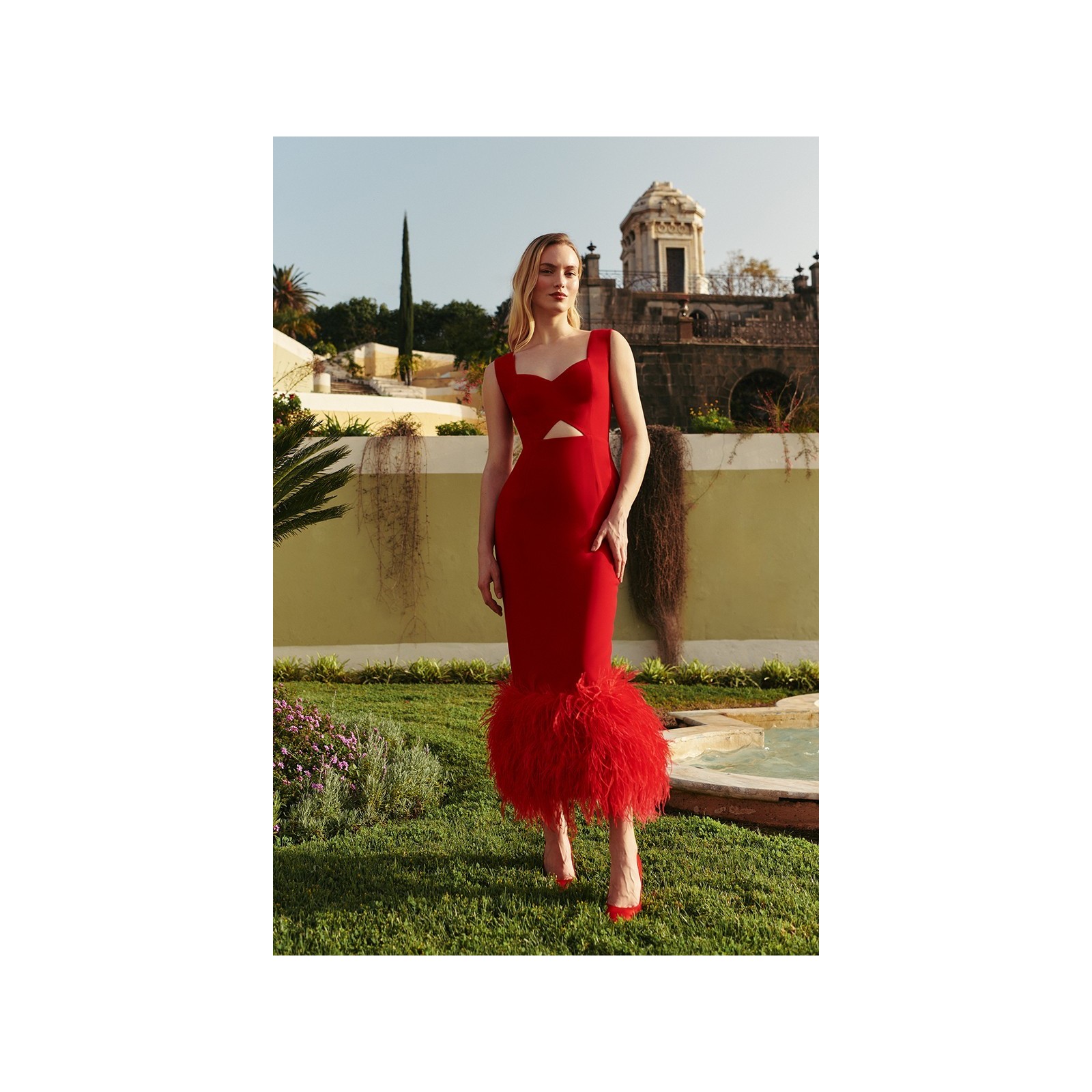 vestido rojo plumas escote corazon invitada boda