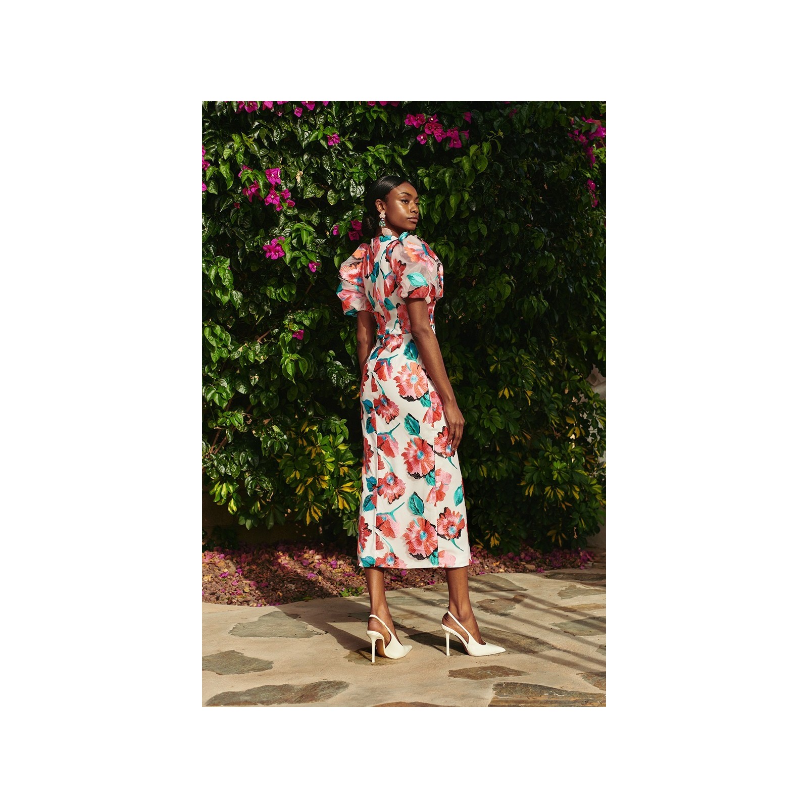 Vestido de invitada en tul bordado con flores con botones forrados