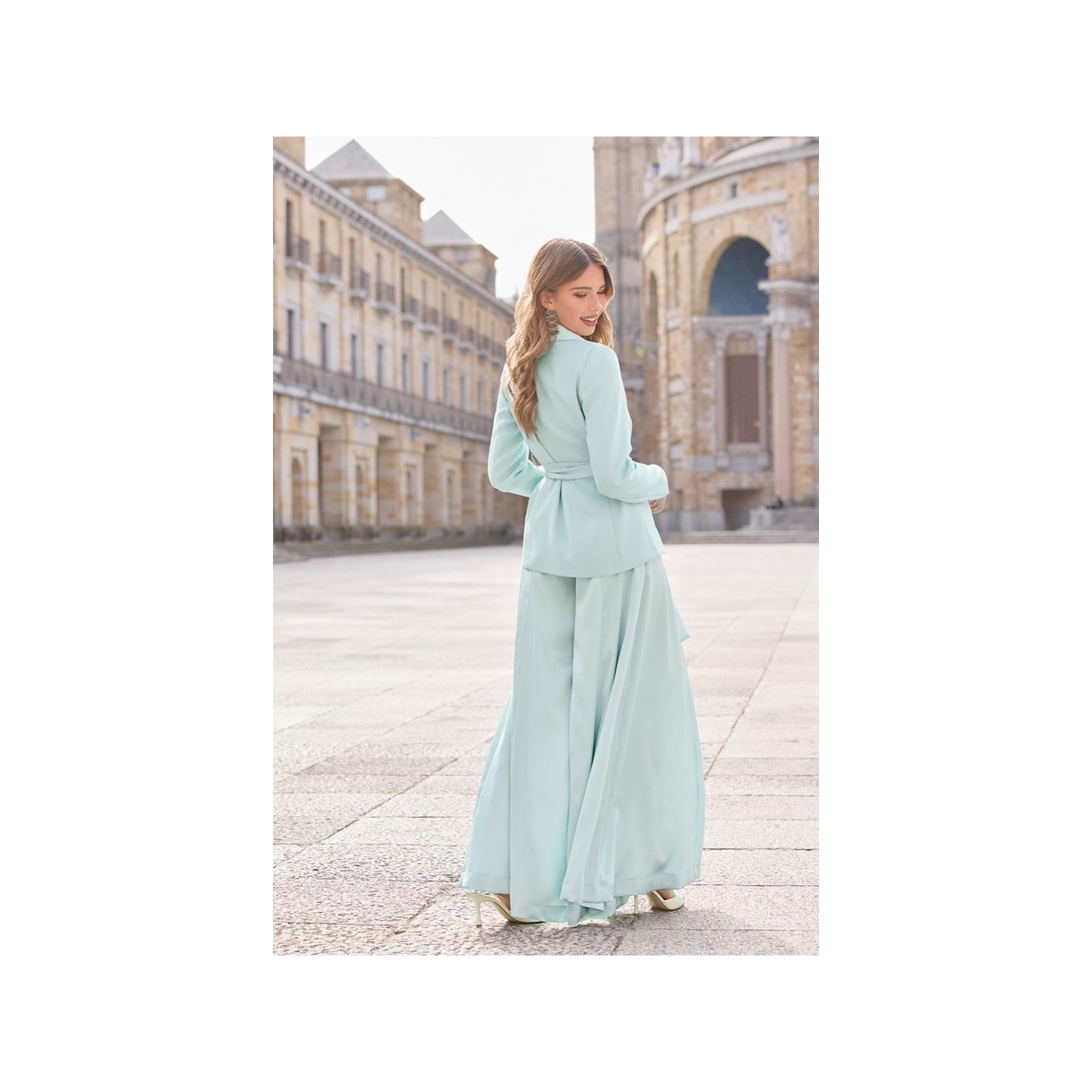 traje de chaqueta y pantalon seda azul