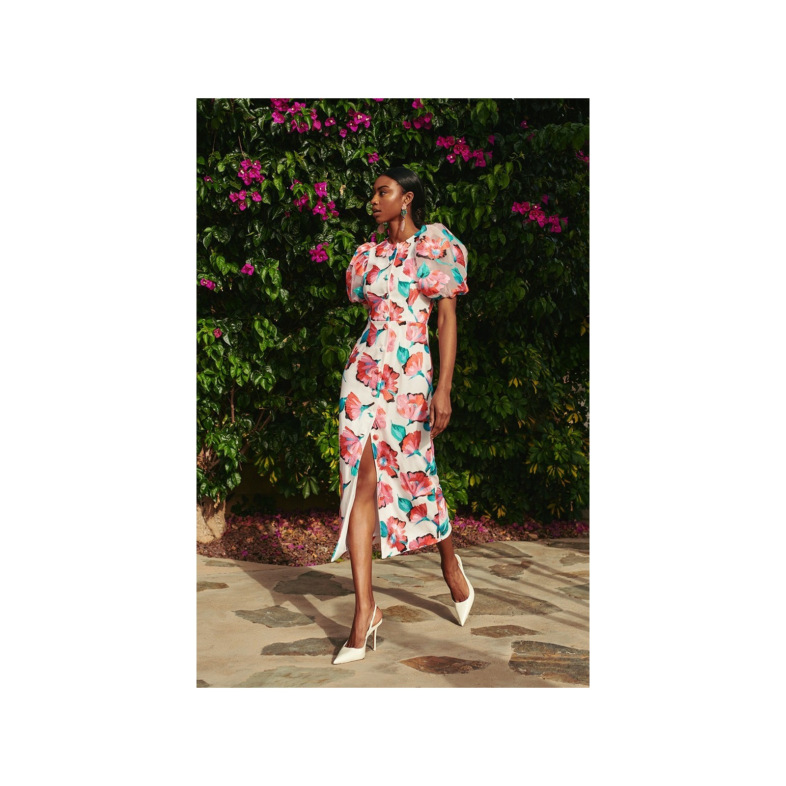 Vestido de invitada en tul bordado con flores con botones forrados