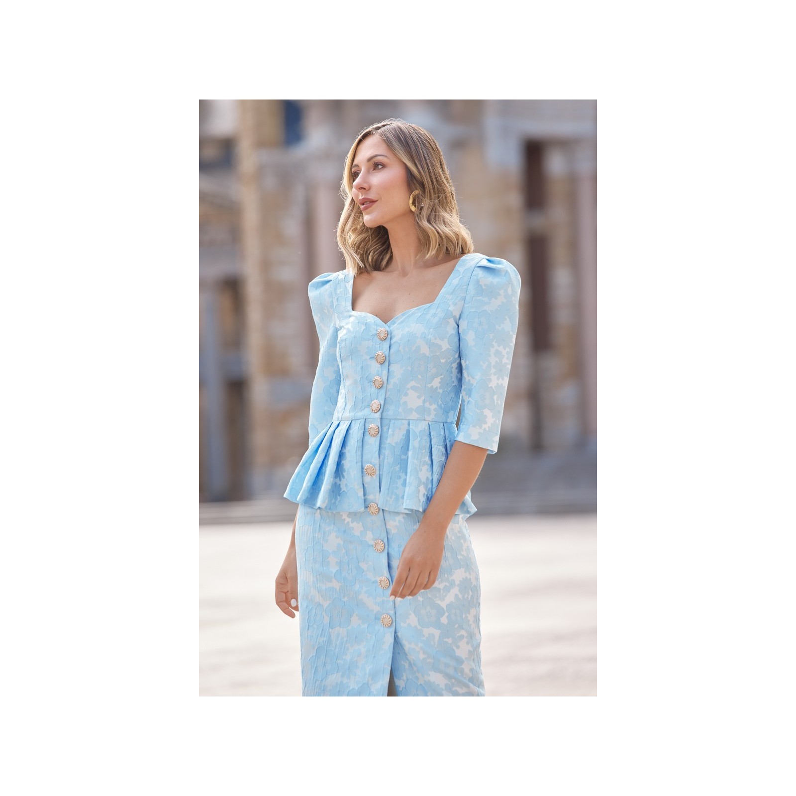 vestido de fiesta brocado azul con peplum y boton joya