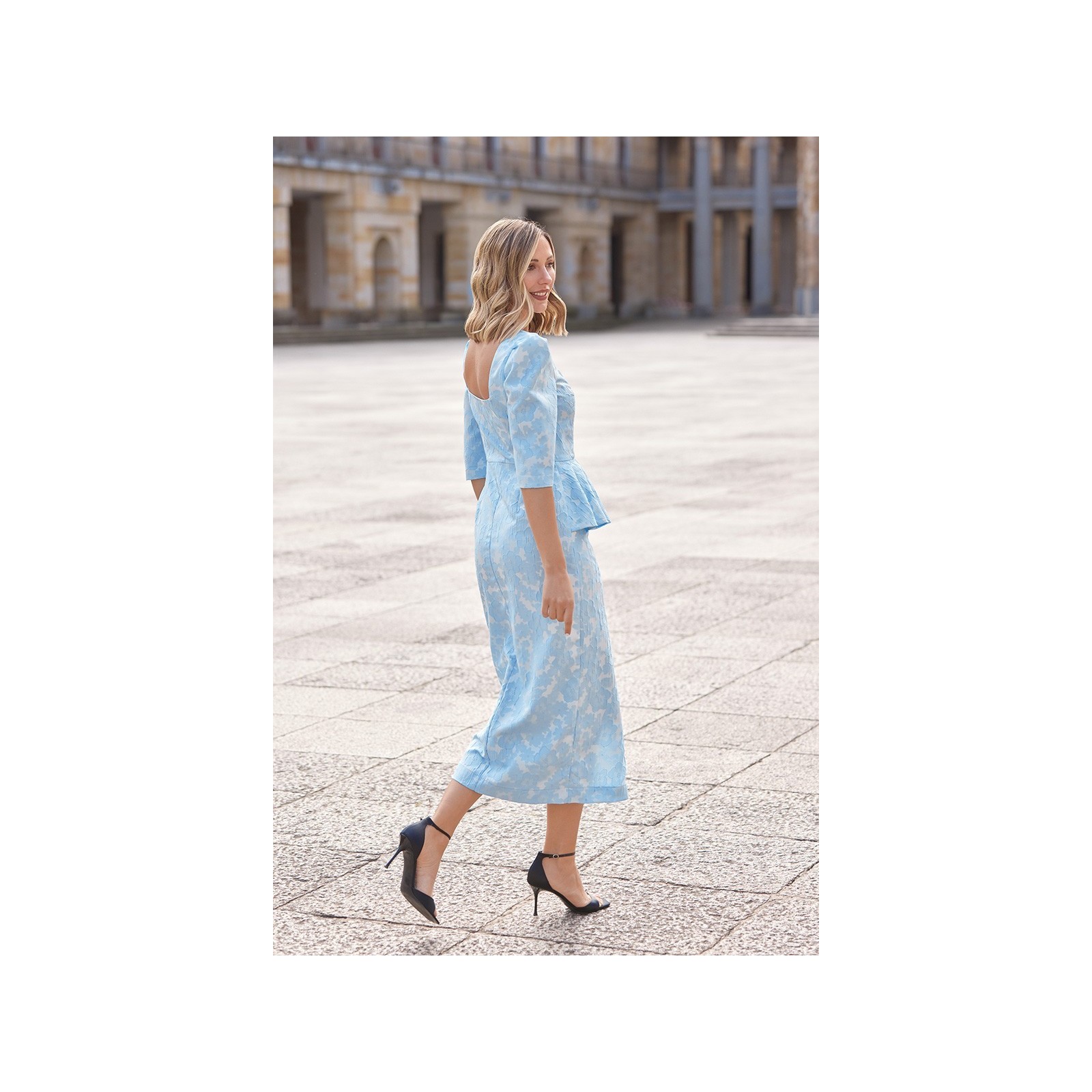 vestido de fiesta brocado azul con peplum y boton joya