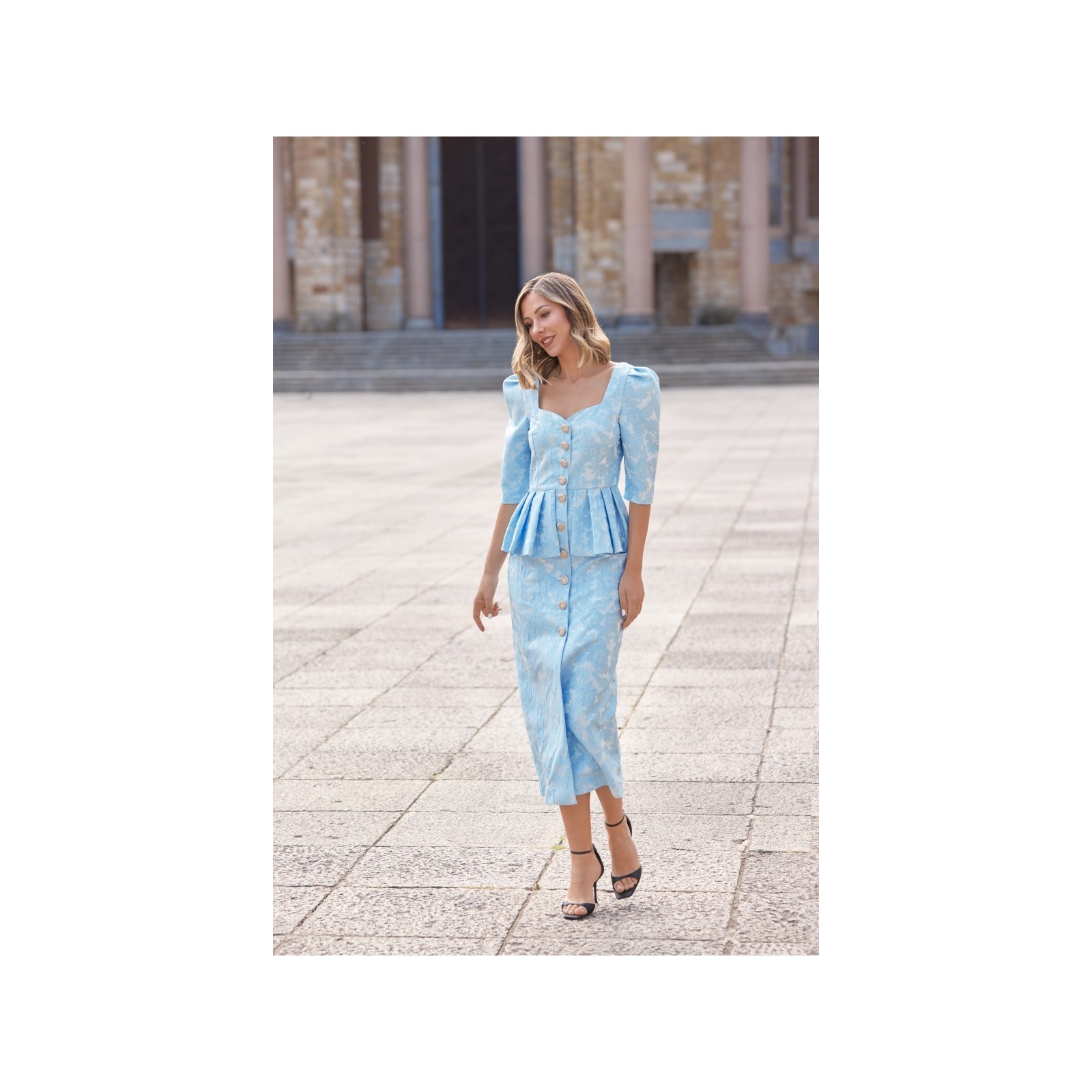 vestido de fiesta brocado azul con peplum y boton joya