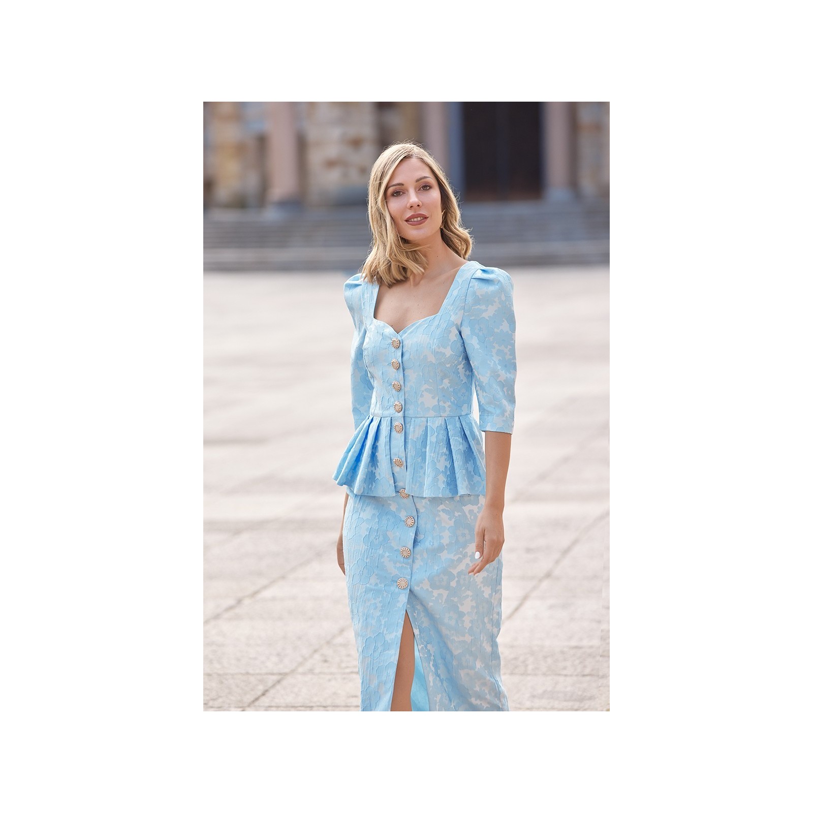 vestido de fiesta brocado azul con peplum y boton joya