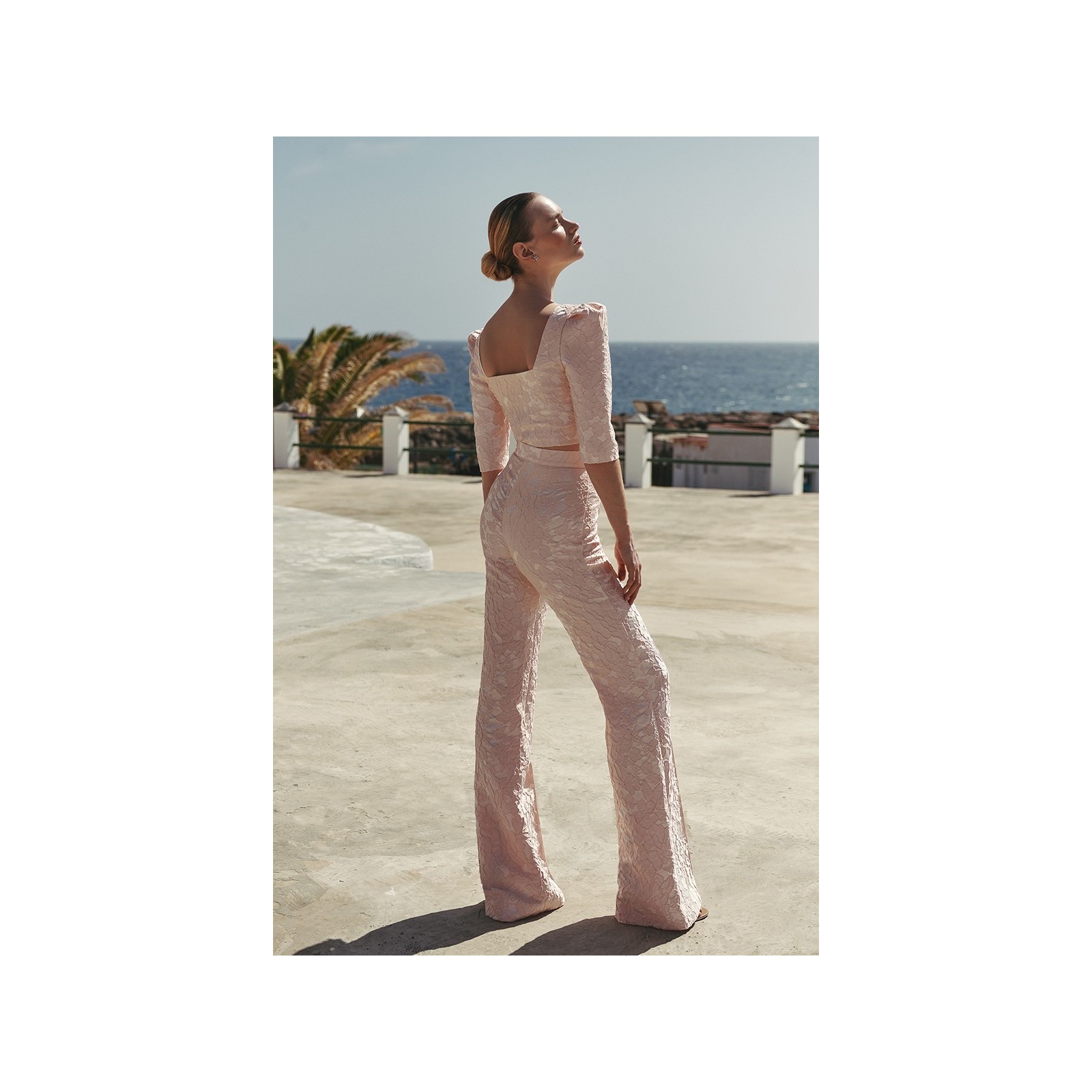 Pantalon palazzo brocado para invitada rosa nude