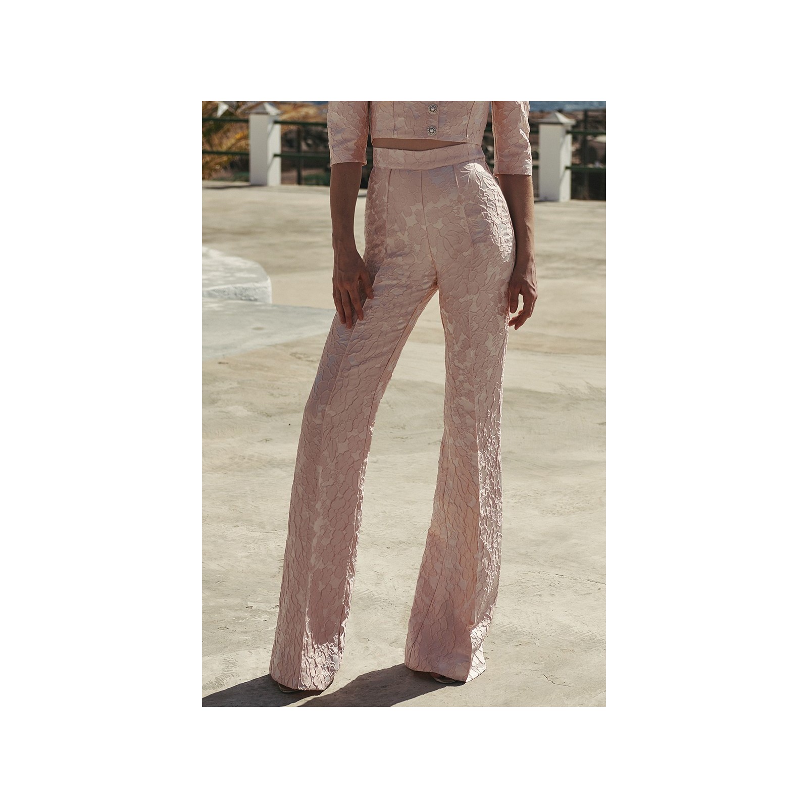 Pantalon palazzo brocado para invitada rosa nude
