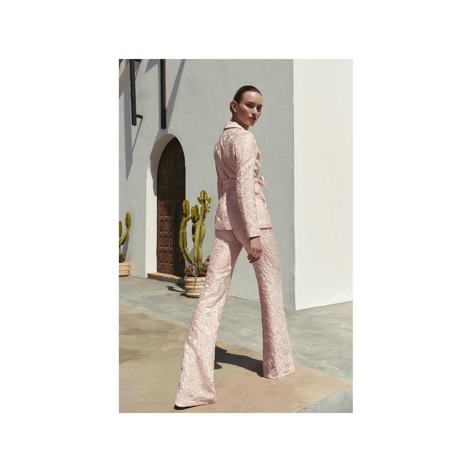 Pantalon palazzo brocado para invitada rosa nude