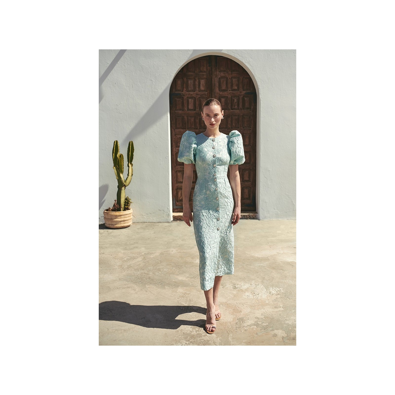 Vestido brocado aguamarina con mangas abullonadas y botones joya