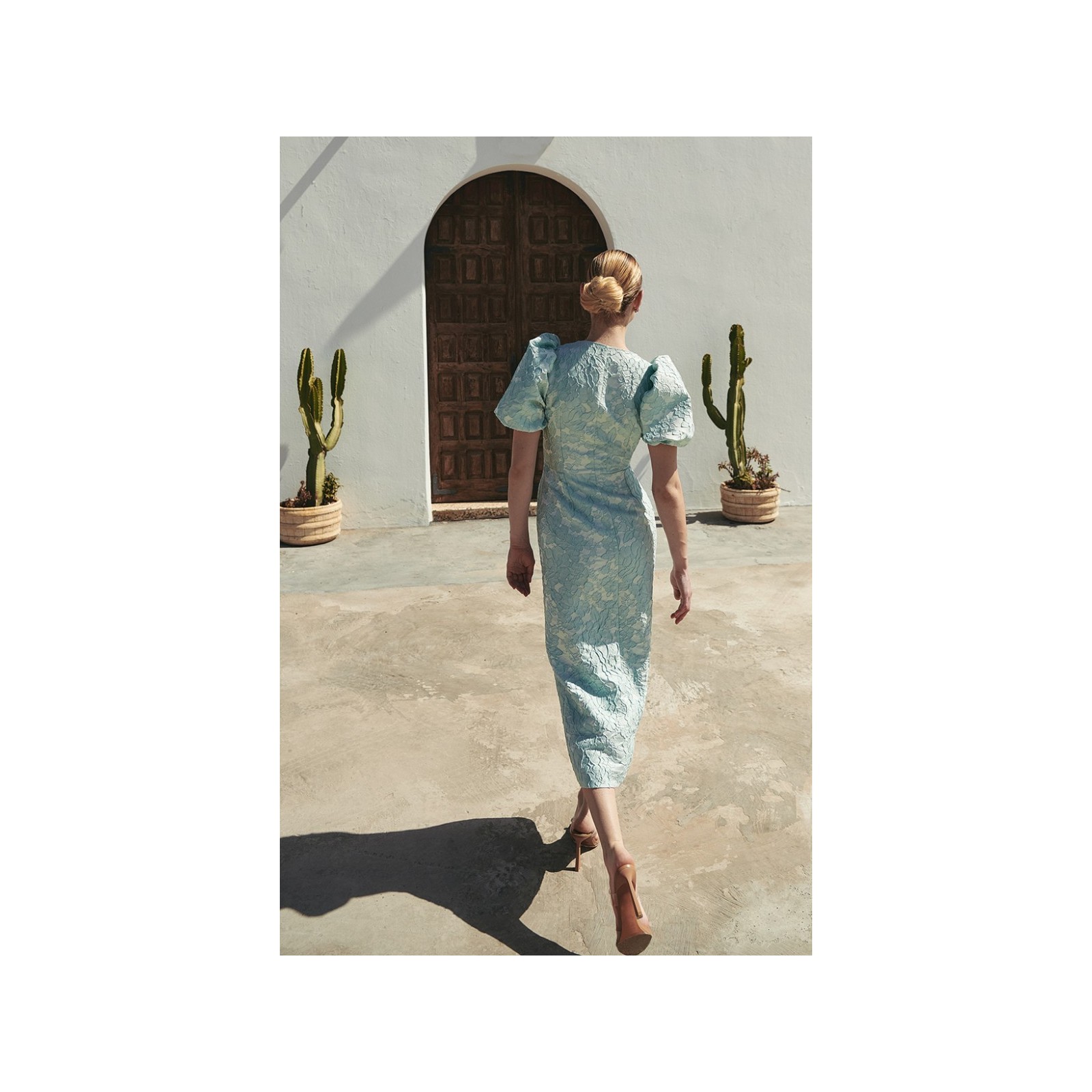 Vestido brocado aguamarina con mangas abullonadas y botones joya