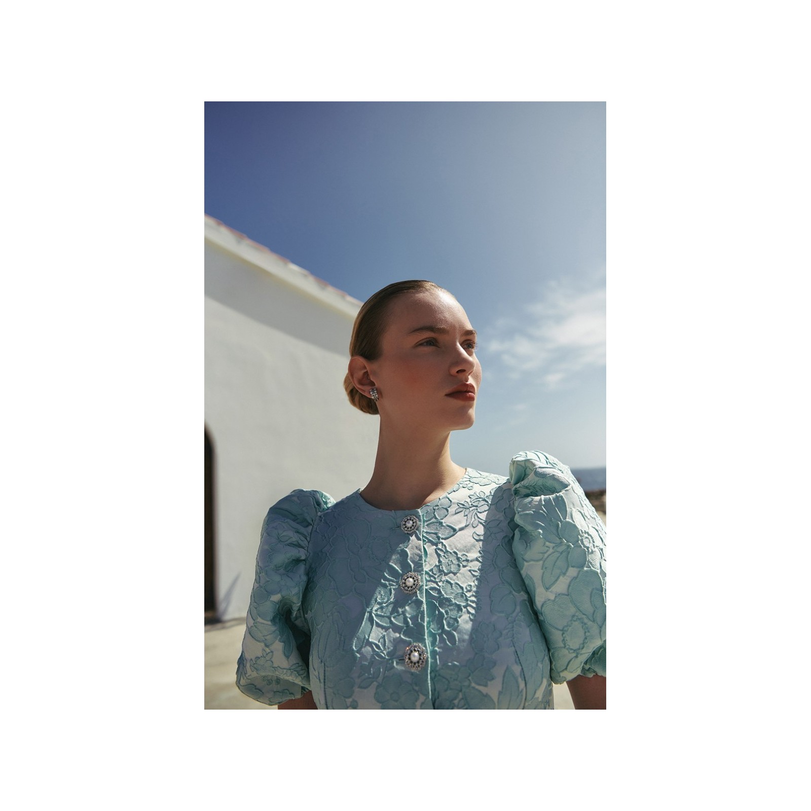 Vestido brocado aguamarina con mangas abullonadas y botones joya