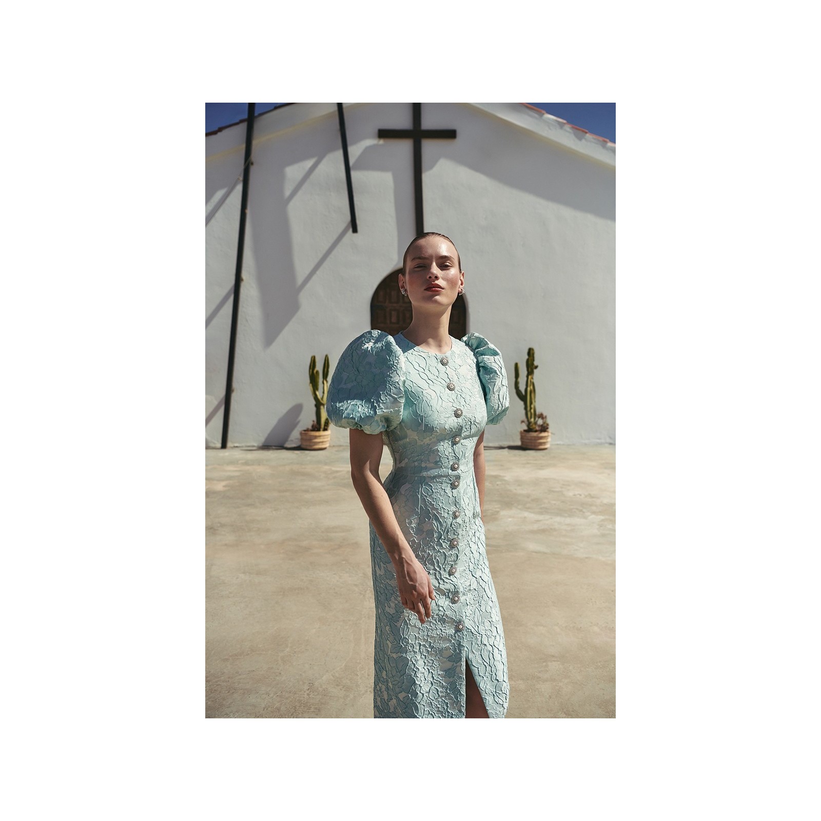 Vestido brocado aguamarina con mangas abullonadas y botones joya