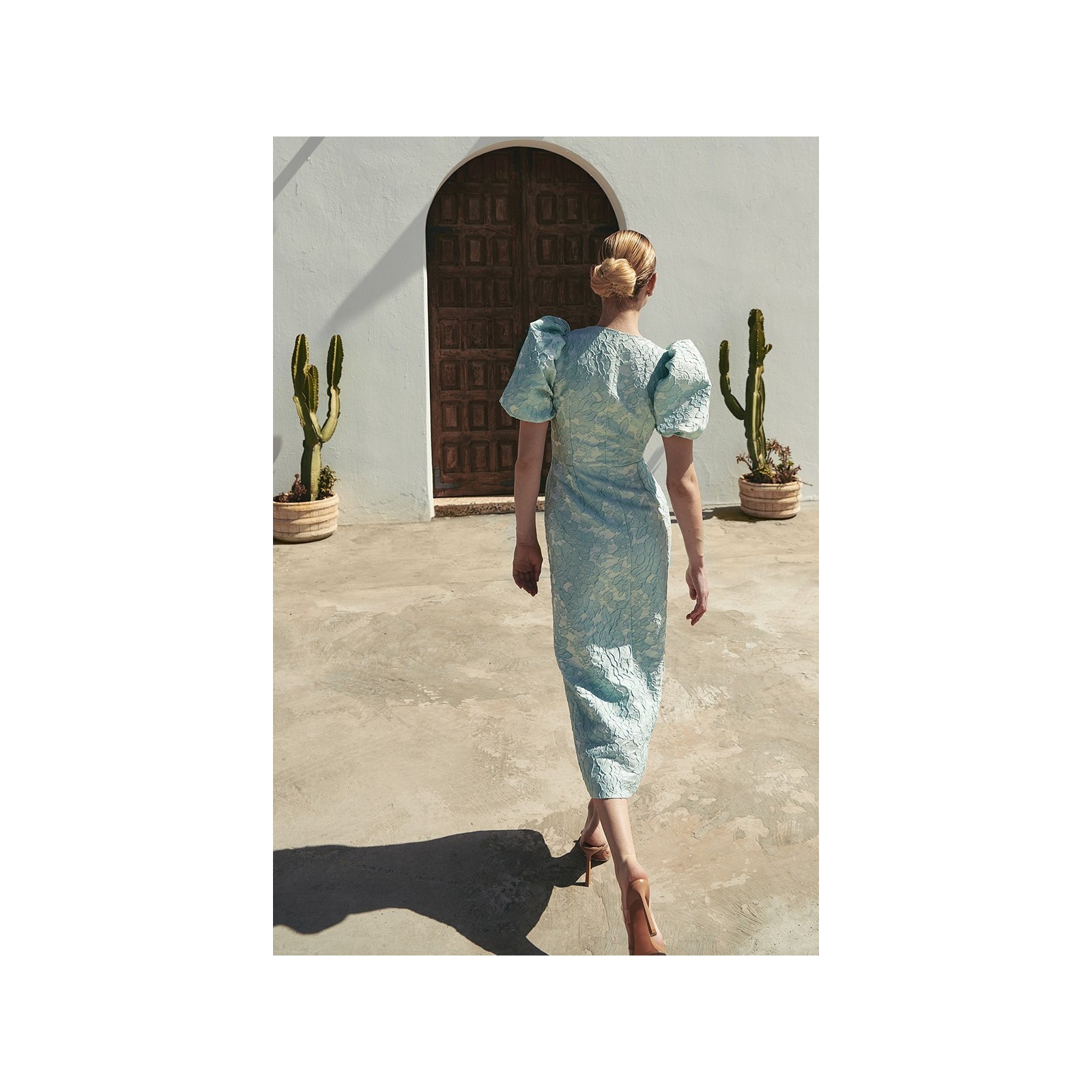 Vestido brocado aguamarina con mangas abullonadas y botones joya