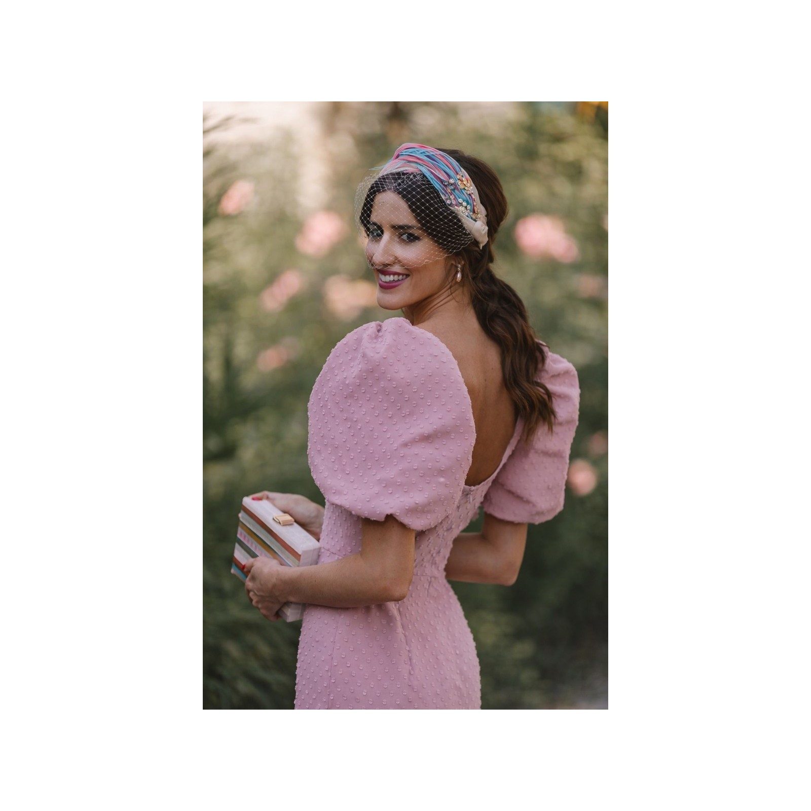 Vestido de fiesta de plumetti rosa palo con mangas abullonadas y