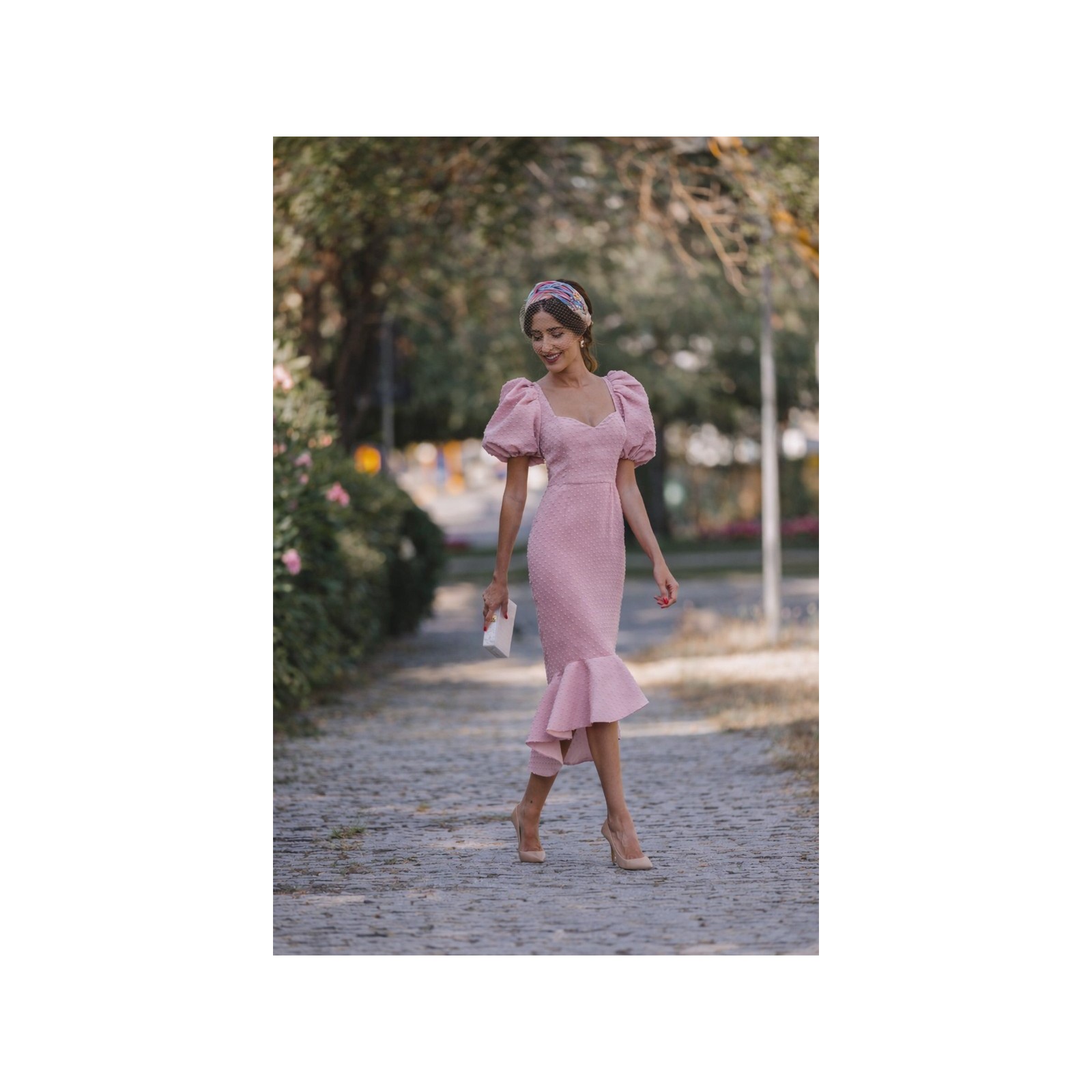 Vestido de fiesta de plumetti rosa palo con mangas abullonadas y