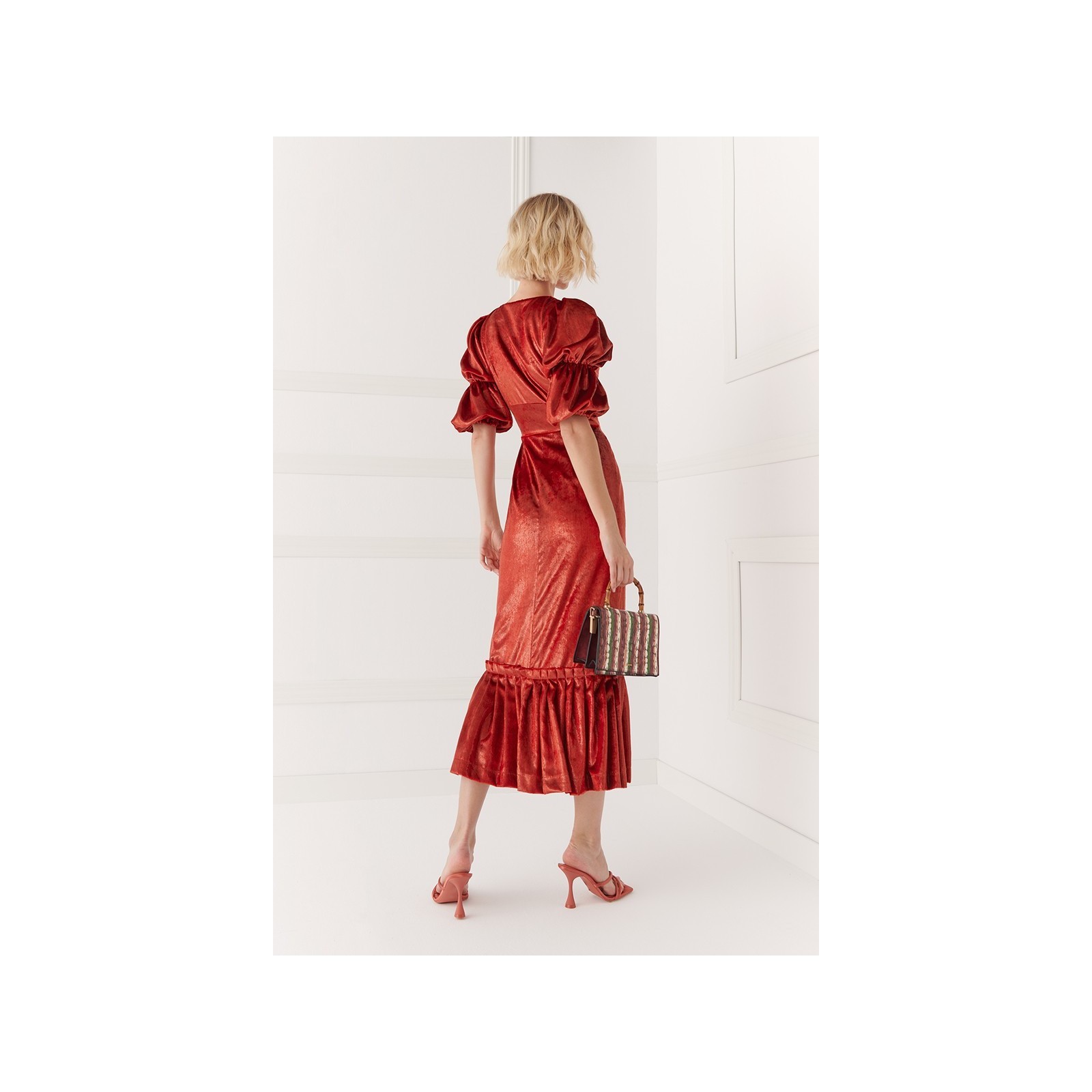 Vestido de fiesta de terciopelo teja con falda midi con volante